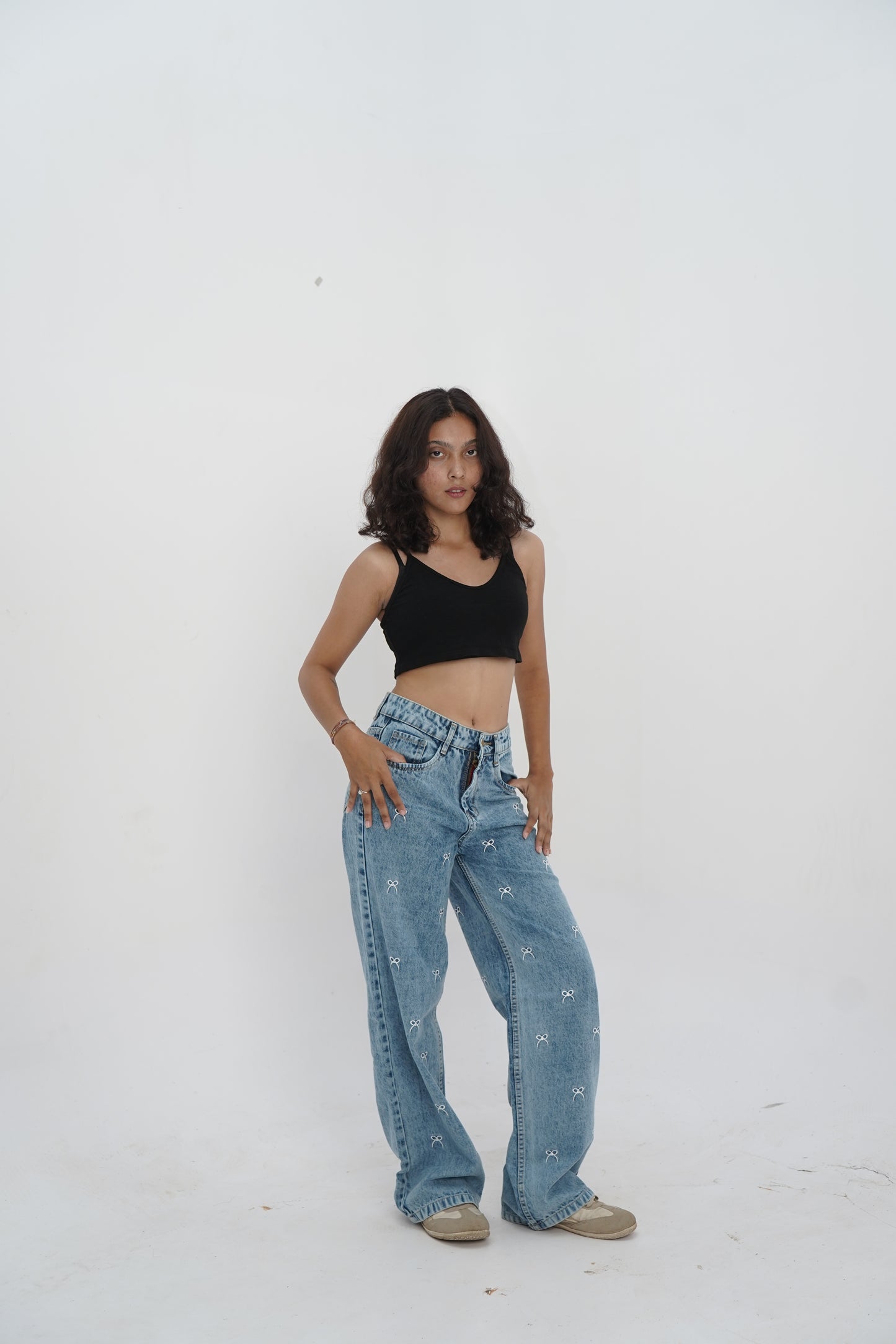 Bow Detail All-Over Embroidered Light Wash Baggy Jeans