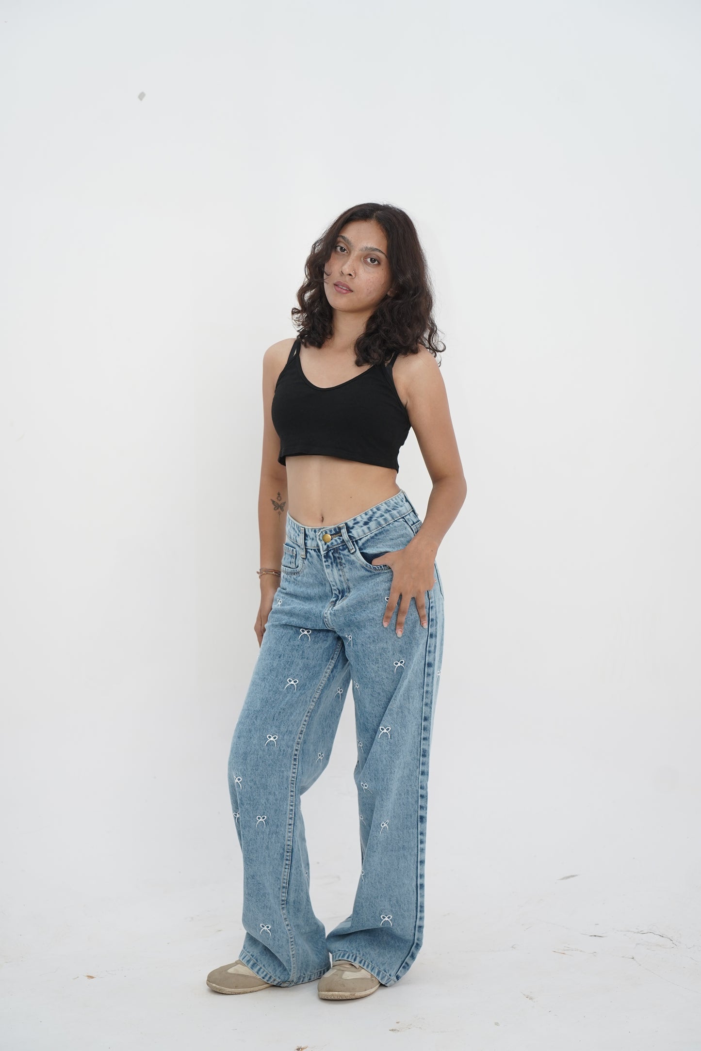 Bow Detail All-Over Embroidered Light Wash Baggy Jeans