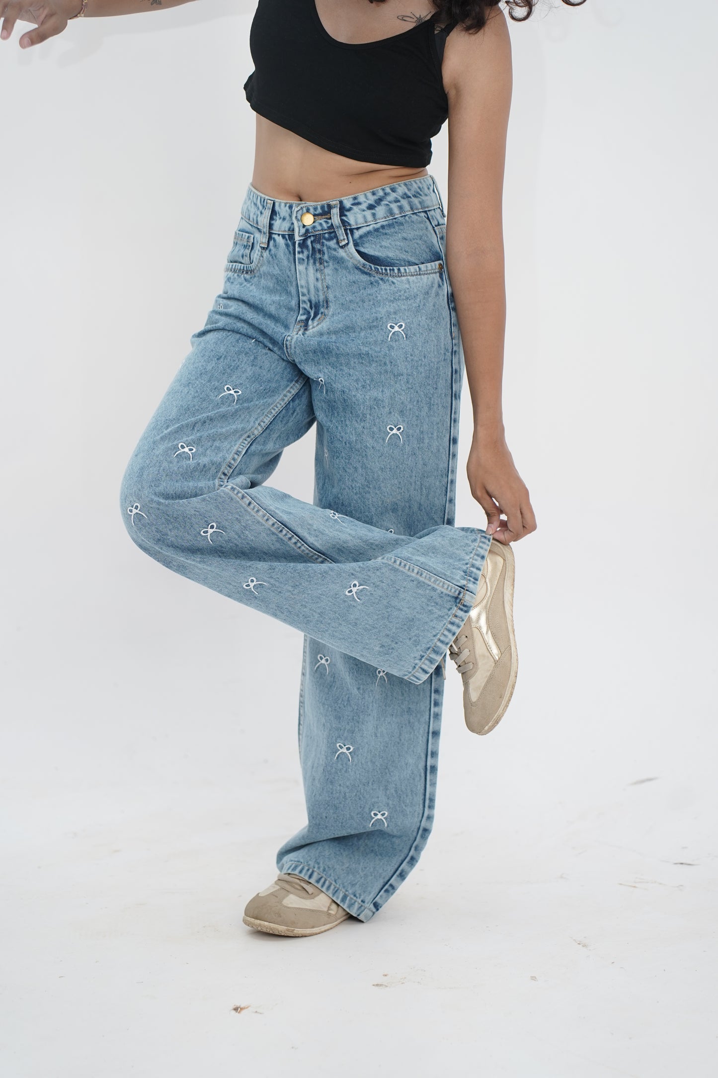 Bow Detail All-Over Embroidered Light Wash Baggy Jeans