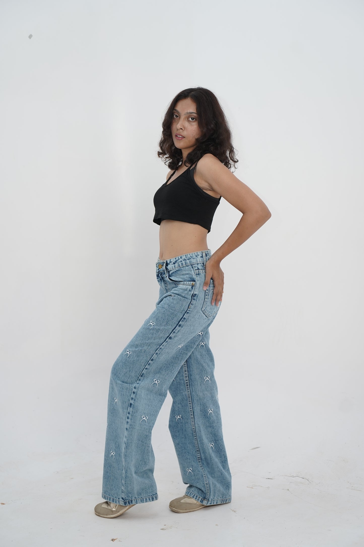 Bow Detail All-Over Embroidered Light Wash Baggy Jeans