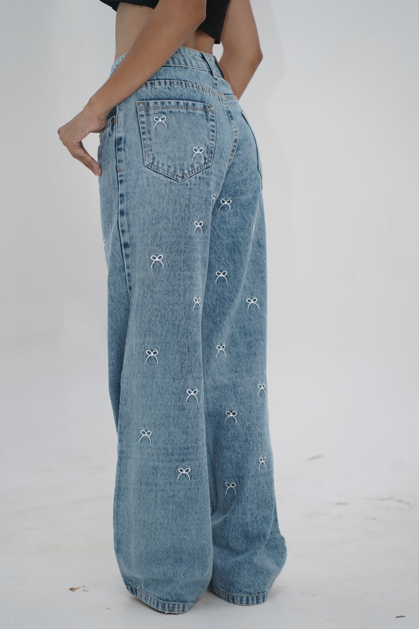 Bow Detail All-Over Embroidered Light Wash Baggy Jeans